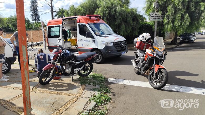 Motociclista recebe atendimento médico após ser vítima de uma colisão - Crédito: Maycon Maximino