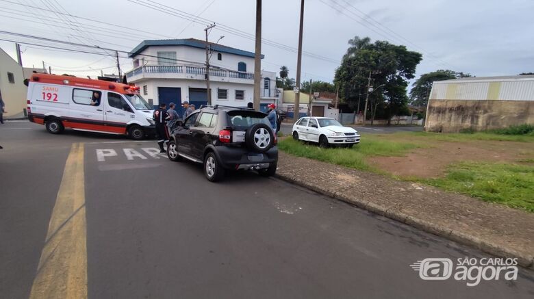 Dois carros se envolvem em acidente na Vila Jacobucci - Crédito: Maycon Maximino