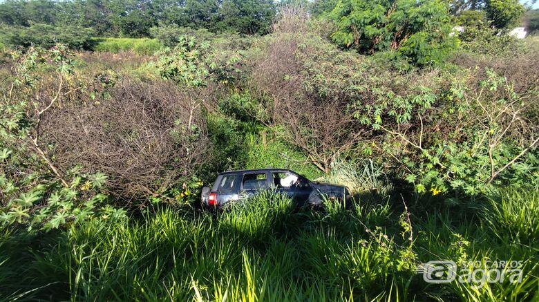 Carro foi retirado da ribanceira com o auxílio de um guincho - Crédito: Maycon Maximino