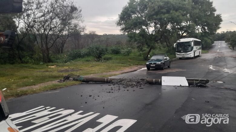 Atenção motoristas: poste caído no Aracy - 