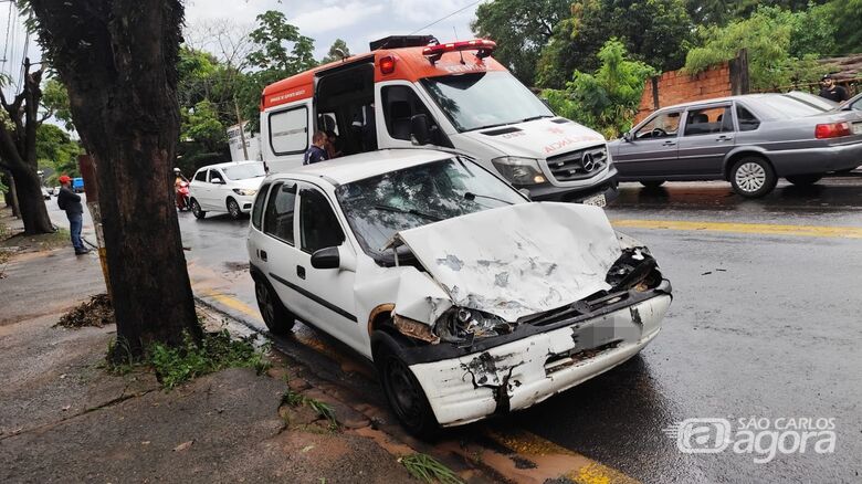 Veículo onde estava cinco pessoas, sendo três crianças, ficou com a frente totalmente destruída - Crédito: Maycon Maximino