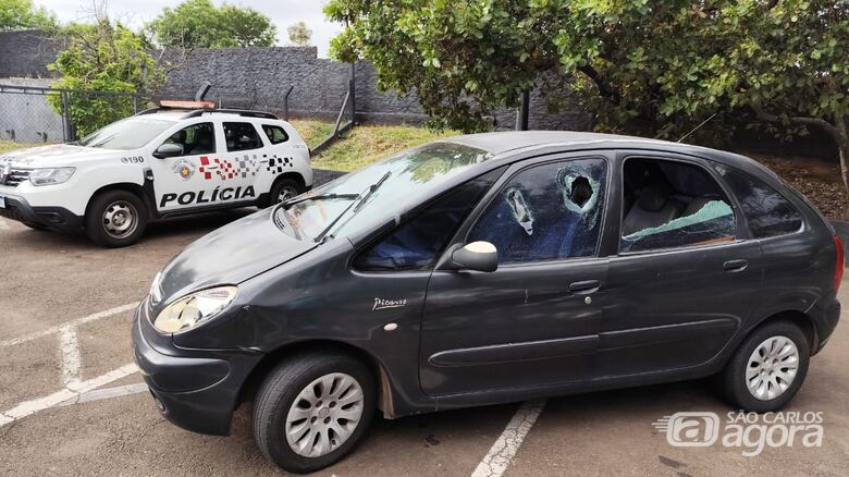 Carro da vítima sofreu diversos danos em momento de surto do morador em situação de rua - Crédito: Maycon Maximino