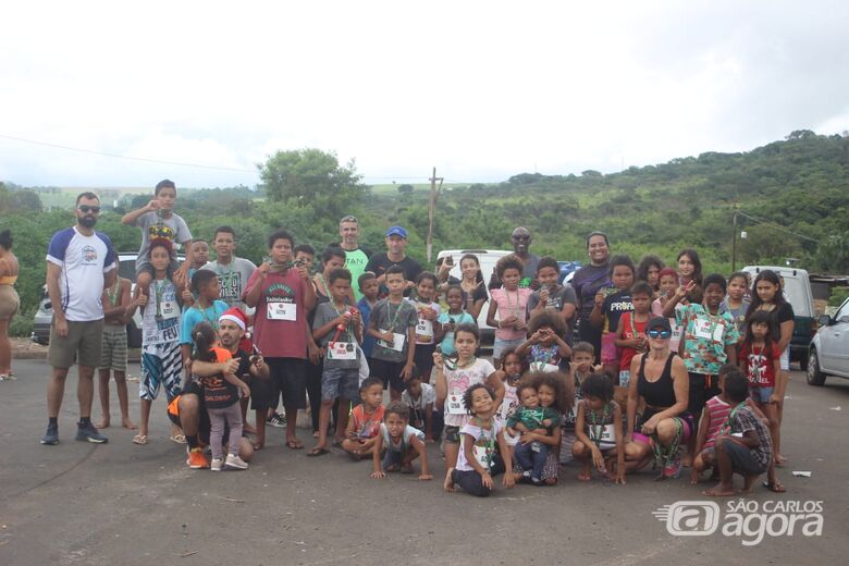 Crianças se divertiram com corredores de rua de São Carlos: empatia e carinho - Crédito: Divulgação