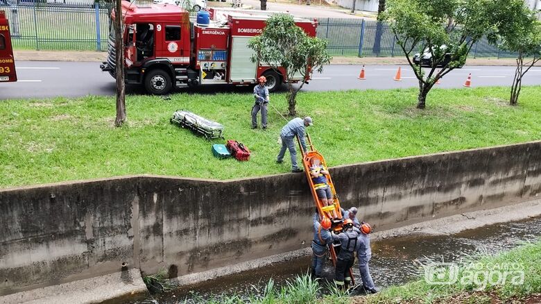 Homem em surto durante o resgate: caiu dentro do Monjolinho - Crédito: Maycon Maximino