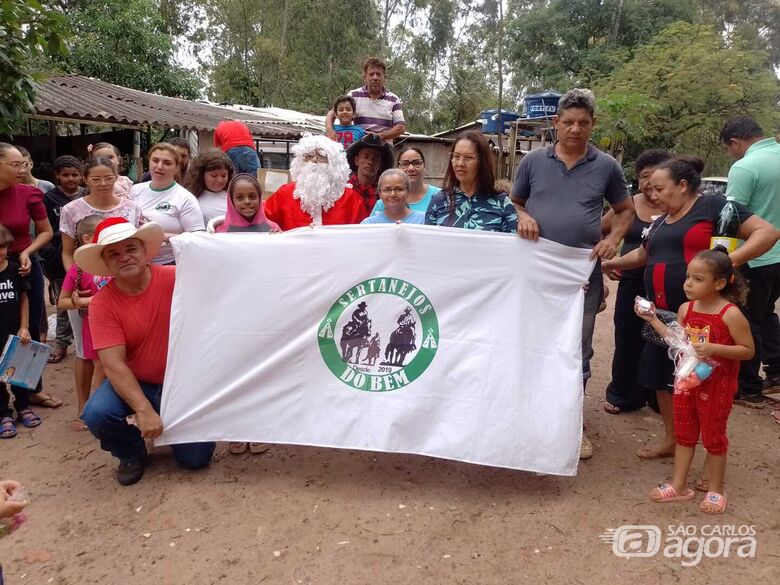 Sertanejos do Bem distribuem brinquedos para crianças dos assentamentos Capão das Antas e Santa Helena - Crédito: Divulgação