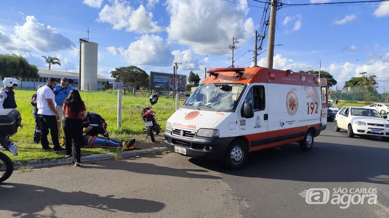 Motociclista sendo atendido por socorristas: encaminhado à Santa Casa - Crédito: Maycon Maximino