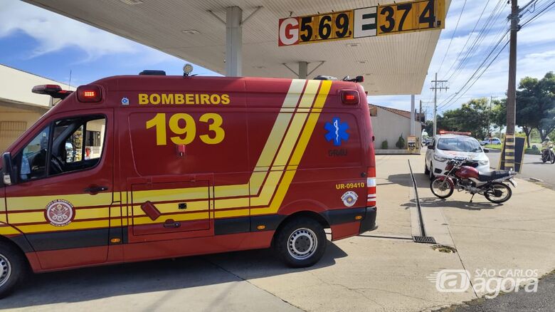 Motociclista foi socorrido pela UR dos Bombeiros à Santa Casa - Crédito: Maycon Maximino