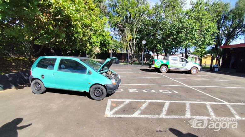 Carro de origem suspeita foi recolhido ao pátio municipal - Crédito: Maycon Maximino