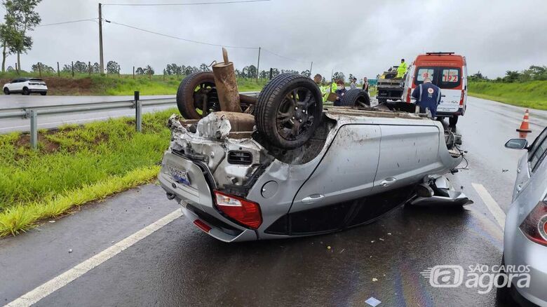 Fiesta ficou totalmente destruído após o capotamento - Crédito: Maycon Maximino