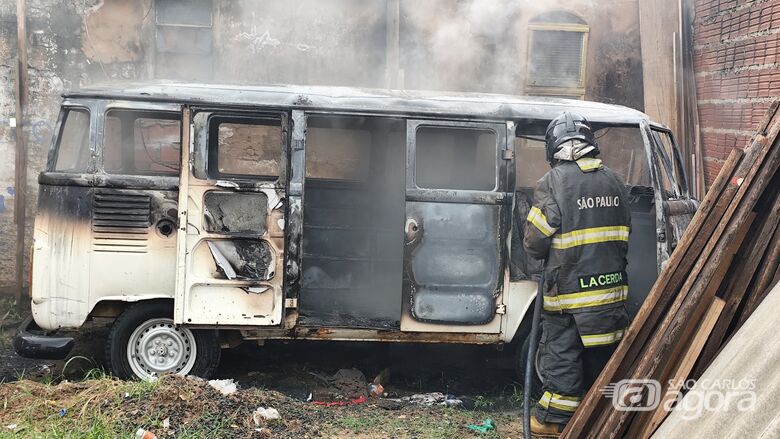 Kombi que estava em uma garagem foi completamente destruída pelo fogo - Crédito: Maycon Maximino