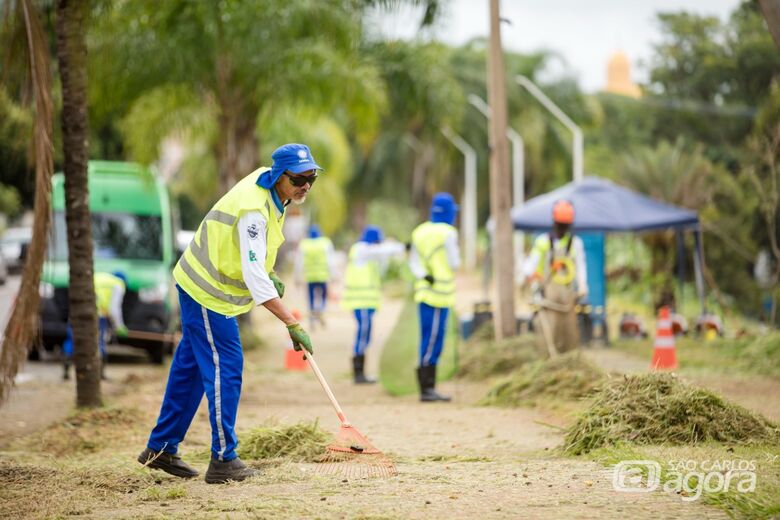 Funcionário realiza limpeza de calçada - Crédito: divulgação