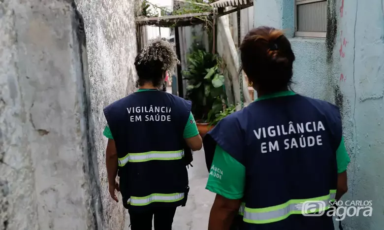 Agentes de vigilância em saúde fiscalizam e orientam moradores sobre focos do mosquito Aedes aegypti, transmissor da dengue, em Perdizes - Crédito: Foto: Fernando Frazão/Agência Brasil Fernando Frazão/Agência Brasil