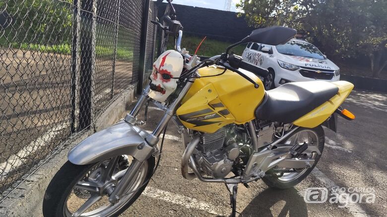 Adolescentes são flagrados com moto furtada  - 