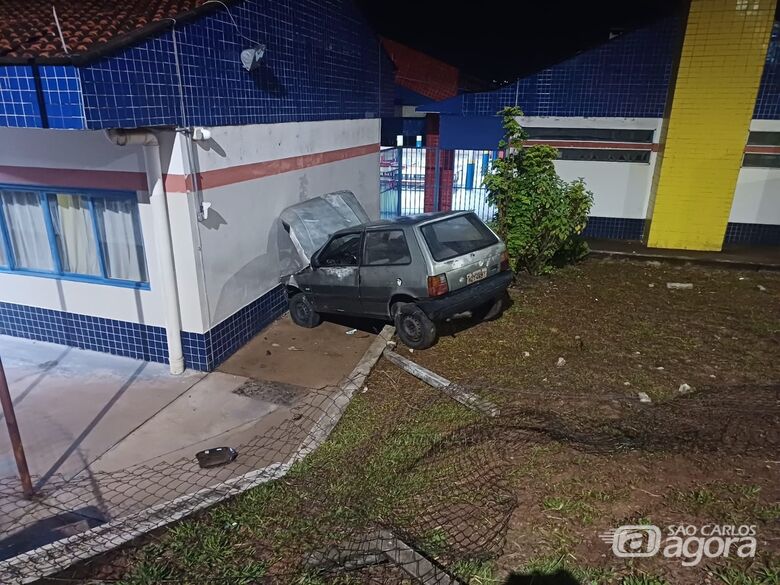 Carro invade CEMEI no Cidade Aracy - Crédito: Divulgação/GCM