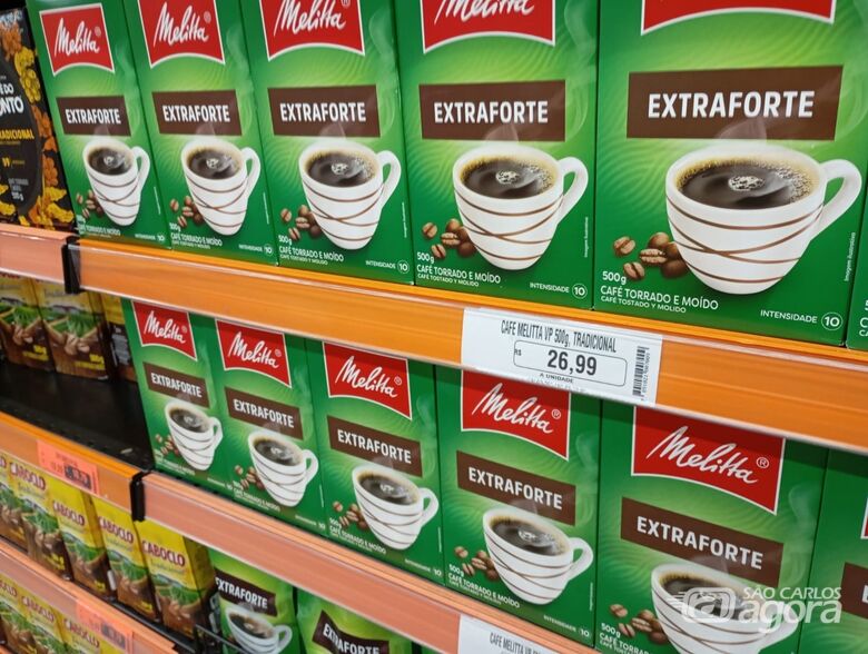 Café nas gôndolas dos supermercados de São Carlos: fatores climáticos, cambiais e geopolíticos criaram situação para jogador preço do produto nas alturas  - Crédito: SCA