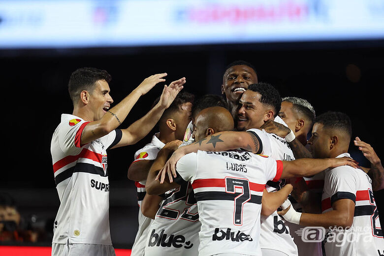 Jogadores comemoram o gol de Luciano: São Paulo superou o Guarani - Crédito: Rubens Chiri e Paulo Pinto/Saopaulofc.net