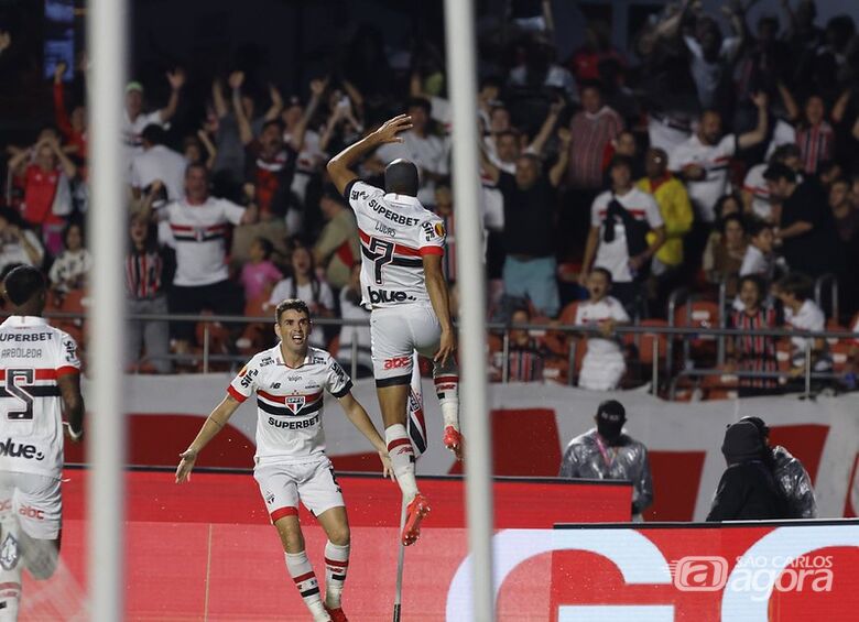 Lucas Moura comemora um dos gols marcados no clássico Majestoso - Crédito: Rubens Chiri, Paulo Pinto e Miguel Schincariol/Saopaulofc.net