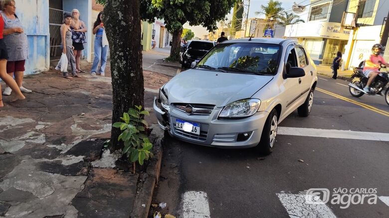 Carro bate em árvore na avenida Sallum  - Crédito: Maycon Maximino 