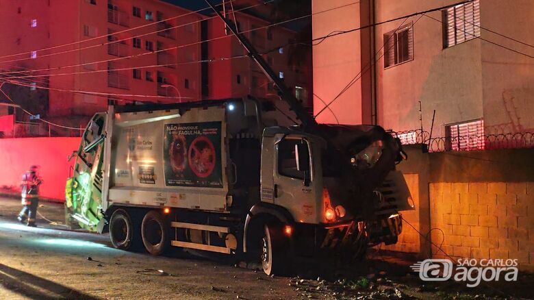 Caminhão de lixo colidiu em poste  - Crédito: Maycon Maximino 