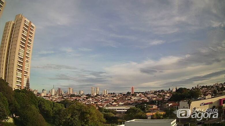 Segunda-feira começou com sol entre nuvens -