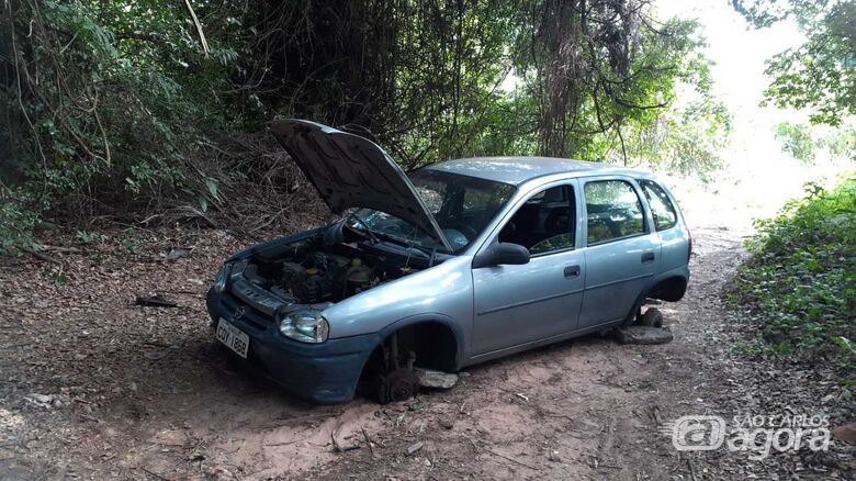 Corsa furtado é encontrado sem as rodas em estrada de terra - 