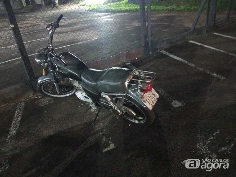 Homem é flagrado empurrando motocicleta furtada no Jardim Botafogo - 