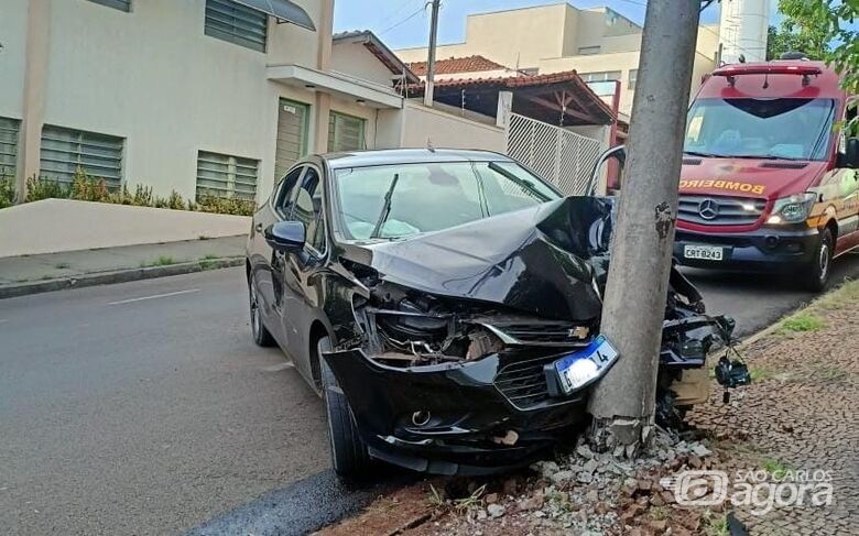 Carro colide em poste no centro de São Carlos  - 