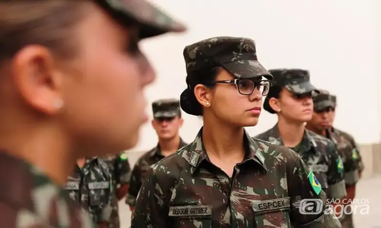 Pela primeira vez na história do Exército Brasileiro, as mulheres poderão se tornar oficiais combatentes e chegar à patente de general e até ao comando do Exército - Crédito: divulgação