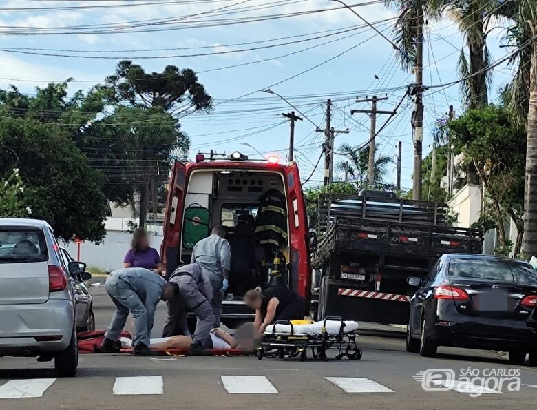 Mulher recebe atendido dos Bombeiros: encaminhada à Santa Casa - Crédito: Maycon Maximino