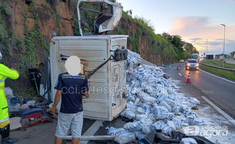 Carreta carregada com açúcar tomba após colisão na Washington Luís - 