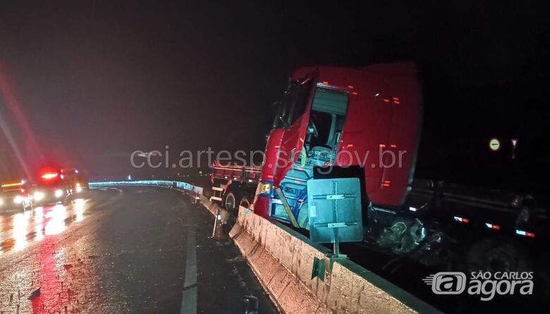 Carreta aquaplana e colide contra mureta de concreto na Washington Luís - 