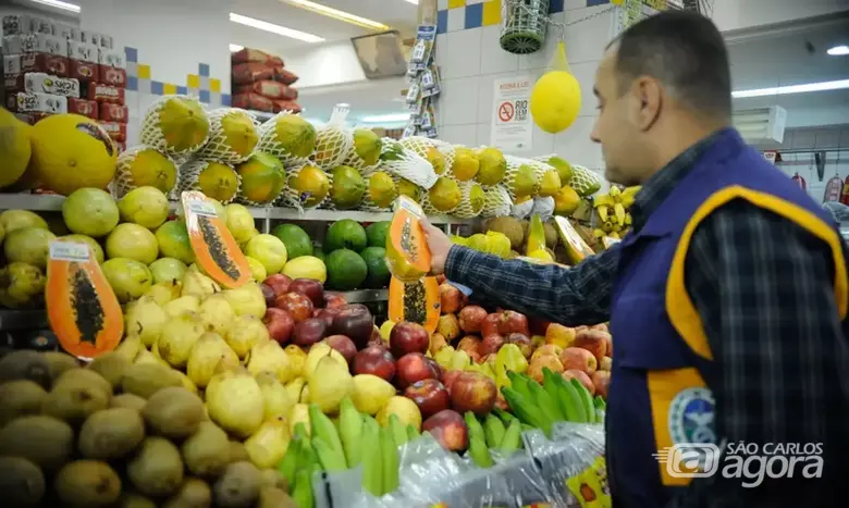 Frutas em supermercado: Entre os produtos com maior aumento, o Limão Tahití médio (cx23kg) foi destaque, com uma elevação de 300%, saltando de R$ 45,00 para R$ 180,00 - Crédito: Foto: Arquivo/Agência Brasil