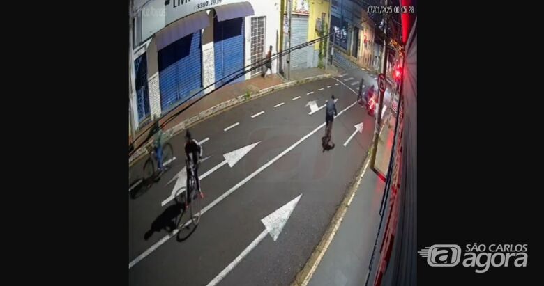 Gangue ataca e assalta motociclista em semáforo; veja vídeo - 