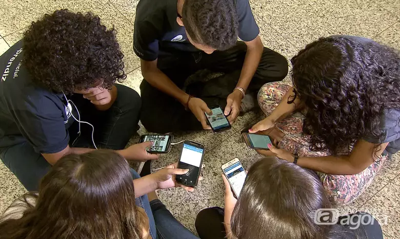 Crianças usam celular - Crédito: Agência Brasil