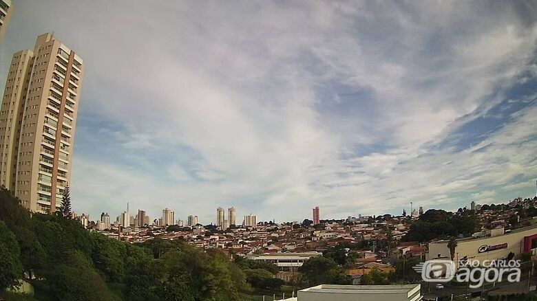 Sábado começou com sol entre nuvens -