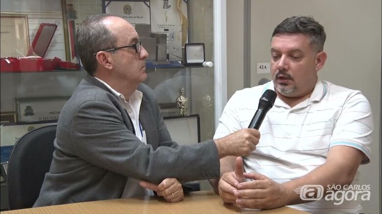  Pesquisador do CEPOF  INCT  IFSC  USP Dr. Antonio Eduardo de Aquino Junior ( a direita) em entrevista para o Jornalista/Radialista  Difusão Científica do CEPOF  INCT  IFSC  USP Kleber Jorge Savio Chicrala - Crédito: Divulgação 