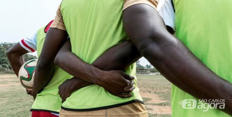 Em jogo de futebol de base, garoto de 12 anos é acusado de cometer racismo - 