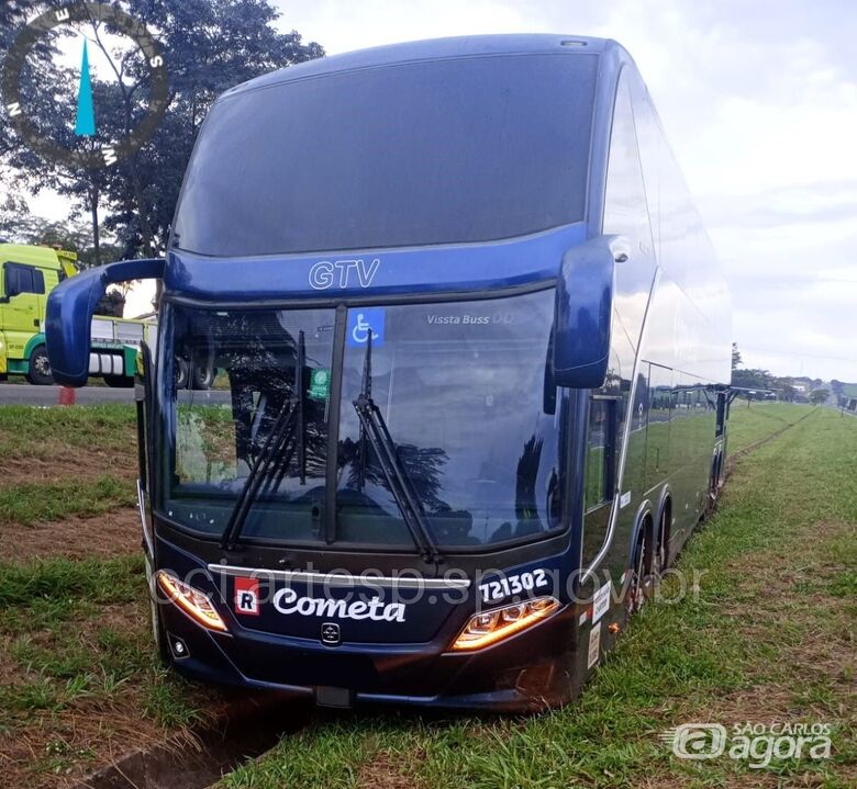 Ônibus sai da pista e colide em canaleta de concreto na Washington Luís - 