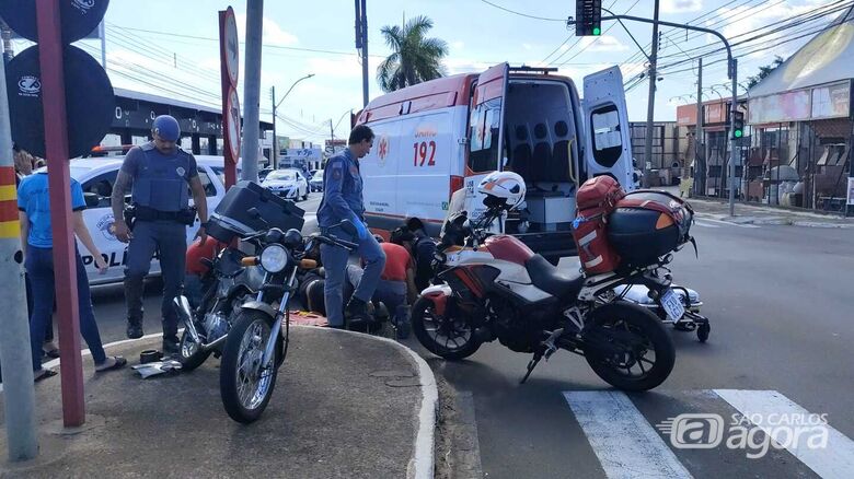 Motociclista recebe atendimento médico: socorrido à Santa Casa - Crédito: Maycon Maximino