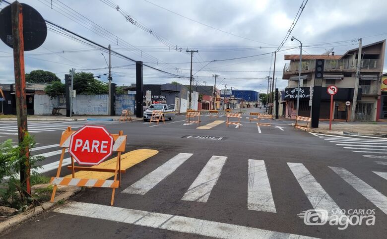 Agentes de trânsito interditaram a via - 