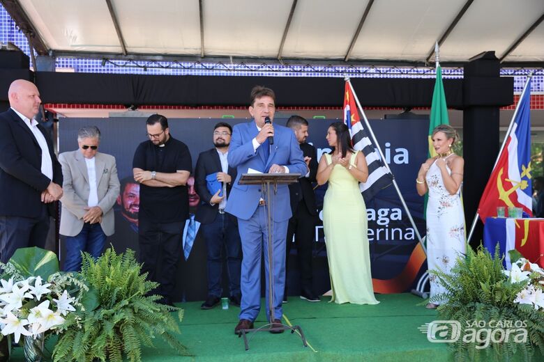 O prefeito eleito, André Braga, recebe a bandeira de Porto Ferreira das mãos do ex-prefeito Rômulo Rippa - Crédito: divulgação