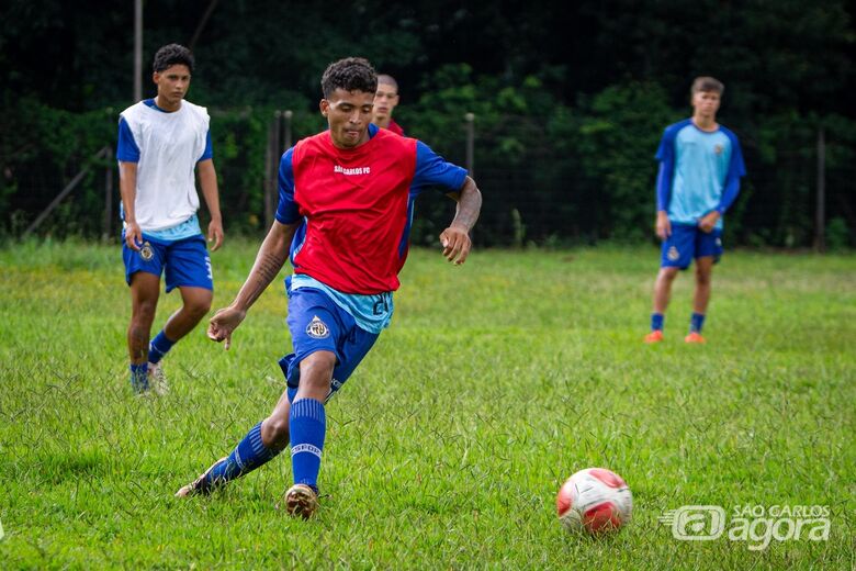 Jogadores do São Carlos treinam de olho no segundo compromisso da Copinha: vitória garante Águia na segunda fase - Crédito: Lourival Izaque