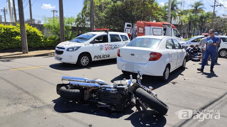 Carro e moto envolvidos no acidente: homem de 53 anos sofreu ferimentos - Crédito: Maycon Maximino