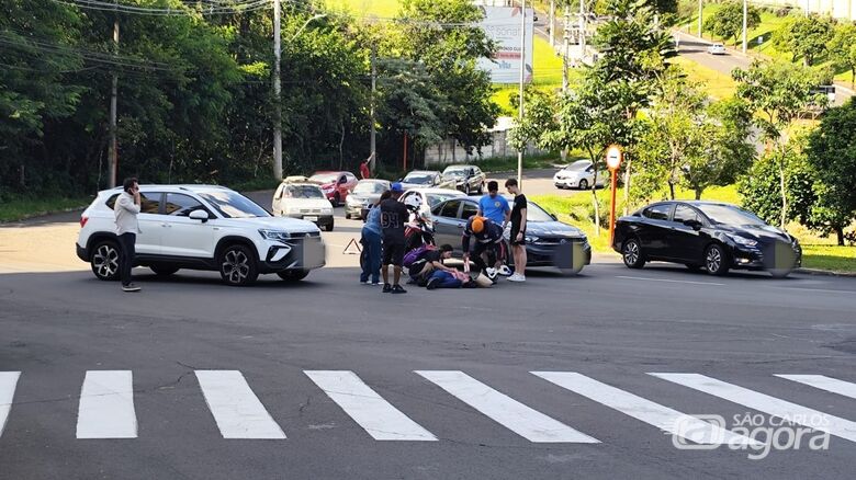 Mulher recebe atendimento após ser atropelada na região do Shopping - Crédito: Maycon Maximino