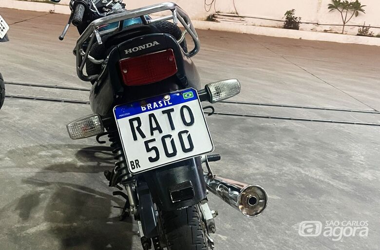 Moto suspeita foi apreendida pela PM em Descalvado - Crédito: Divulgação