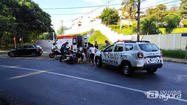 Motociclista recebe primeiros atendimentos após o acidente - Crédito: Maycon Maximino