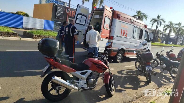 Com suspeita de fratura na clavícula, motociclista foi encaminhado à UPA VP - Crédito: Maycon Maximino