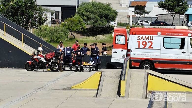 Vítima é socorrida: possível fratura na bacia - Crédito: Maycon Maximino