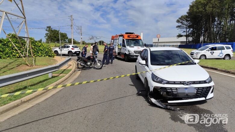 Carro e moto envolvidos no acidente: danos materiais - Crédito: Maycon Maximino