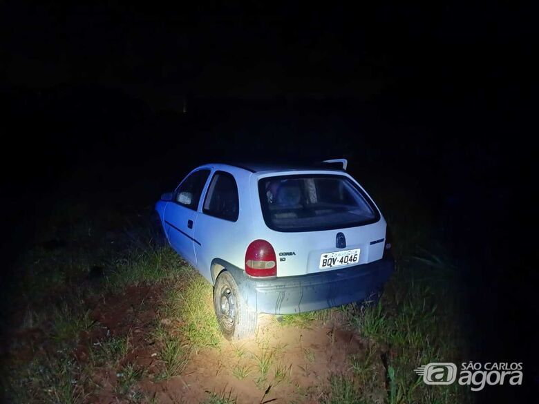 Corsa com queixa de furto estava em estado de abandono - Crédito: Divulgação